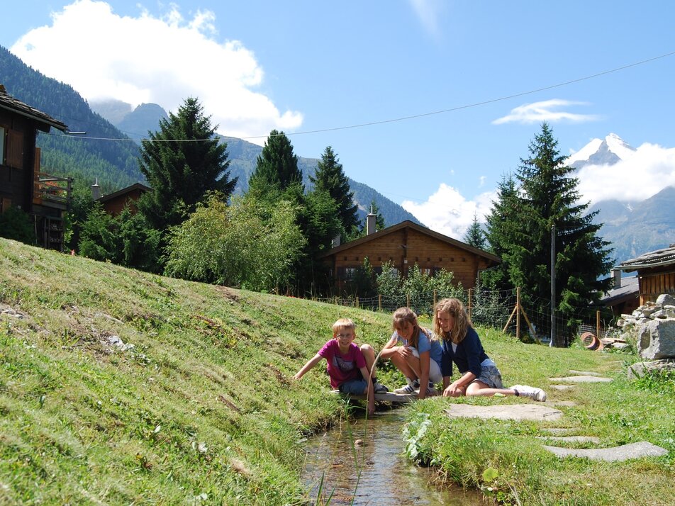Kinder an der Suone | © Holiday destination Grächen St. Niklaus