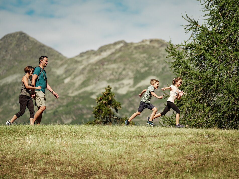 Familie beim Wandern | © Holiday destination Grächen St. Niklaus