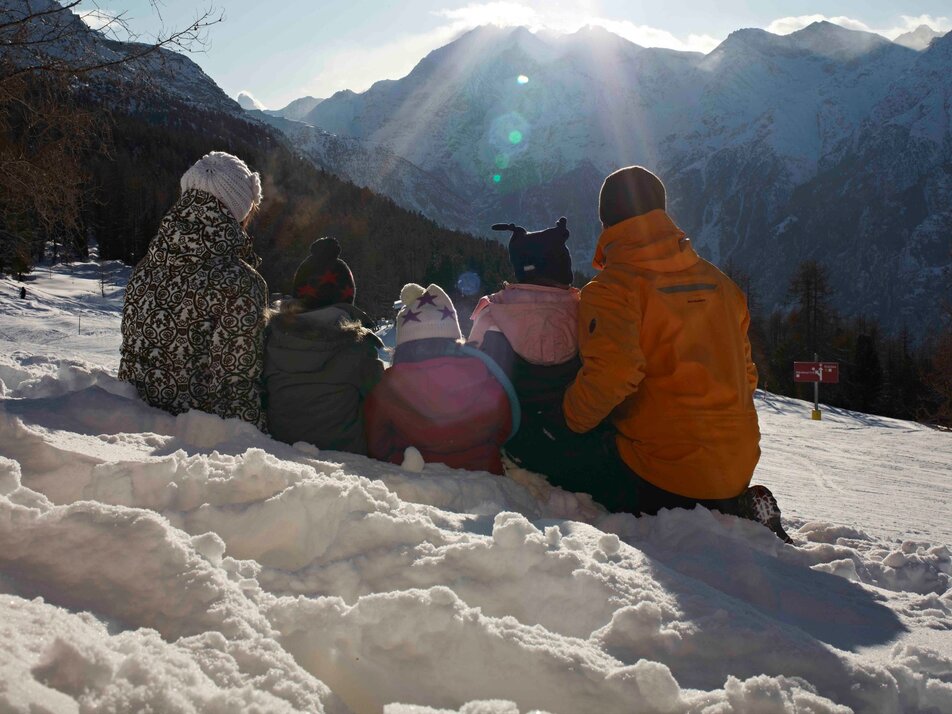 Family is sitting in the snow | © Holiday destination Grächen St. Niklaus