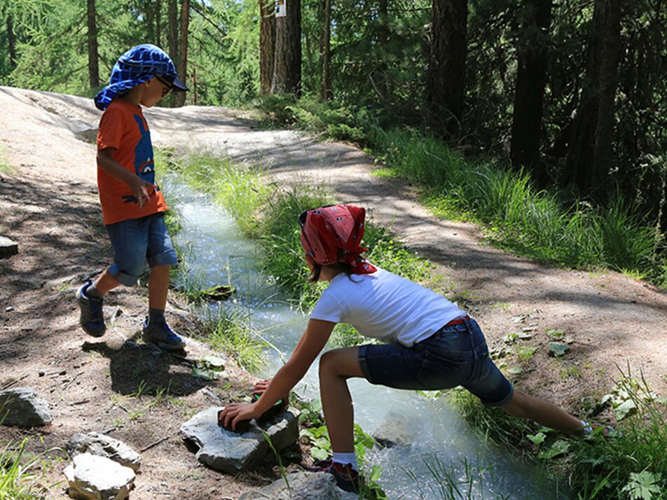 Kinder an den Suonen | © Holiday destination Grächen St. Niklaus
