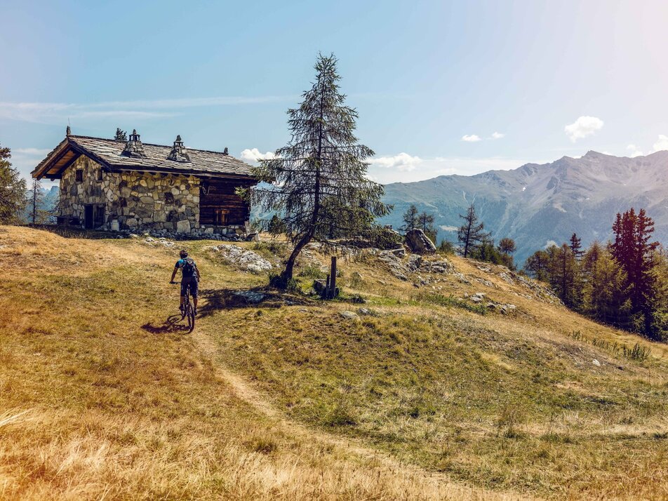 Mountain bikers in the Moosalp region | © Valais/Wallis Promotion - Pascal Gertschen