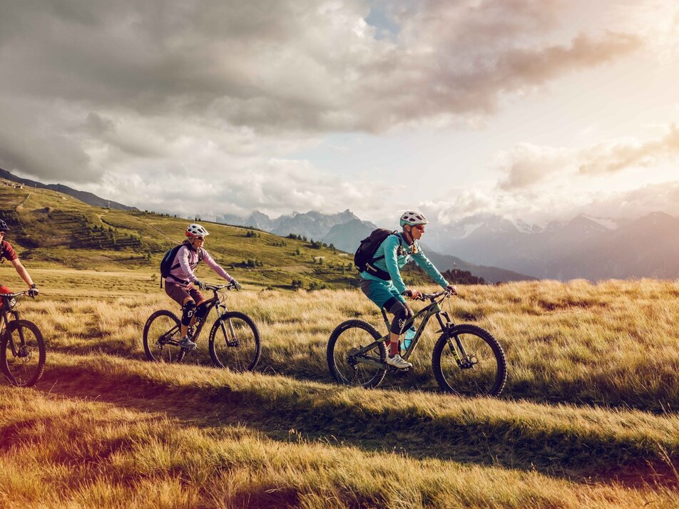 Mountain bikers at Col du Gibidum | © Valais/Wallis Promotion